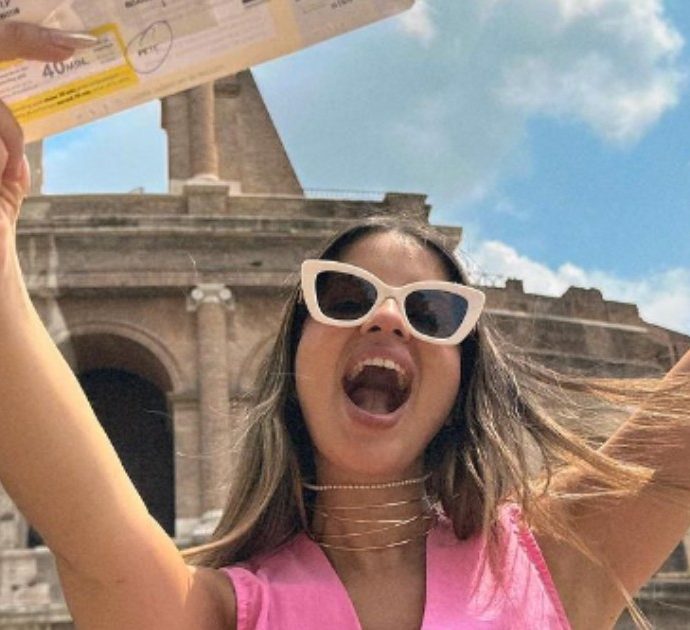 “Roma è nel futuro”, l’influencer spagnola si esalta per una ‘incredibile scoperta’ davanti al Colosseo ma i commentatori la ‘freddano’