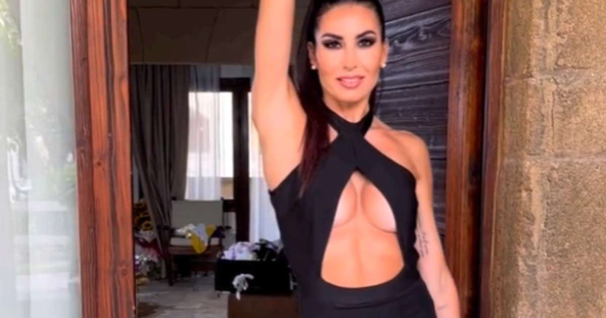 Elisabetta Gregoraci, il look a ‘Battiti Live’ fa discutere: “Devi girare un porno? Mio marito non ha ascoltare mezza canzone”