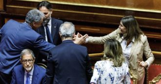 Copertina di Santanché in Senato: “Campagna di odio contro di me”. E attacca la stampa: “Non sono indagata”. M5s deposita mozione di sfiducia