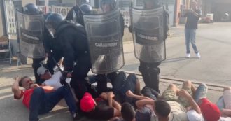 Copertina di Torino, la denuncia di Si Cobas: “Lavoratori in sciopero aggrediti dalle forze dell’ordine”. Il picchetto alla Raspini rimosso con la forza