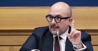 Copertina di Sangiuliano salva Sgarbi: il ministro lascia le deleghe al sottosegretario