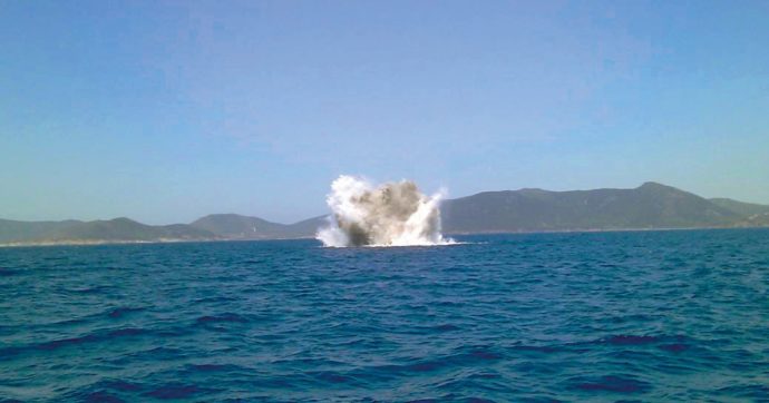 Copertina di Teulada, bomba sul fondale, spiagge off-limits