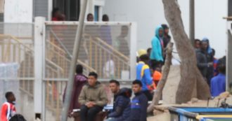 Copertina di Migranti, 249 arrivati a Lampedusa: l’hotspot è pieno. I 6 barchini soccorsi erano tutti partiti dalla Tunisia