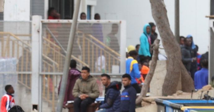 Migranti, Lampedusa scoppia mentre Meloni fa il vertice a Roma: 9mila arrivi in 7 giorni e rissa tra minori nell’hotspot con 15 feriti
