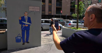 Copertina di Il nuovo murale di Berlusconi (che fa le corna) ancora vandalizzato a Milano – Video