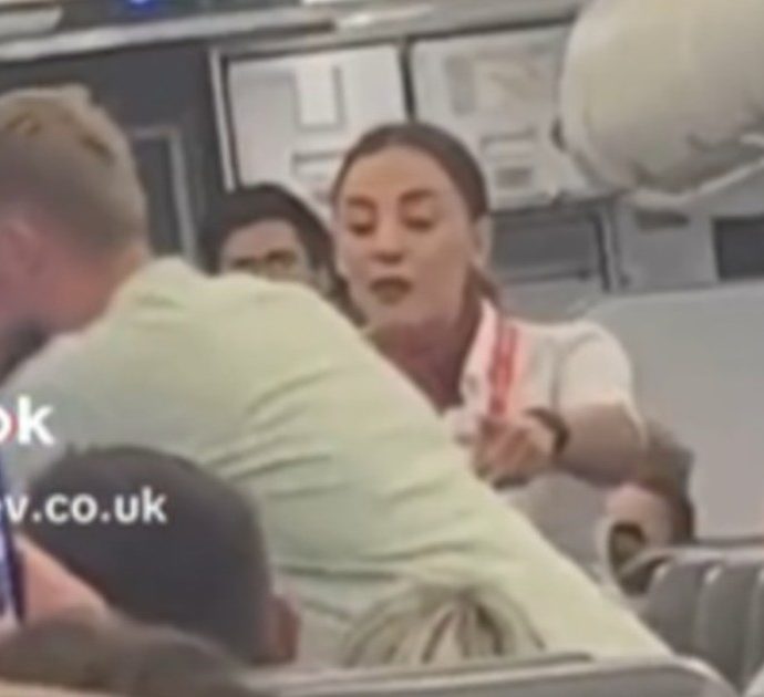 Caos sul volo Ryanair, passeggero grida: “Aprite la porta, aprite la porta!”. Poi tenta di aprire il portellone dell’aereo in decollo- VIDEO