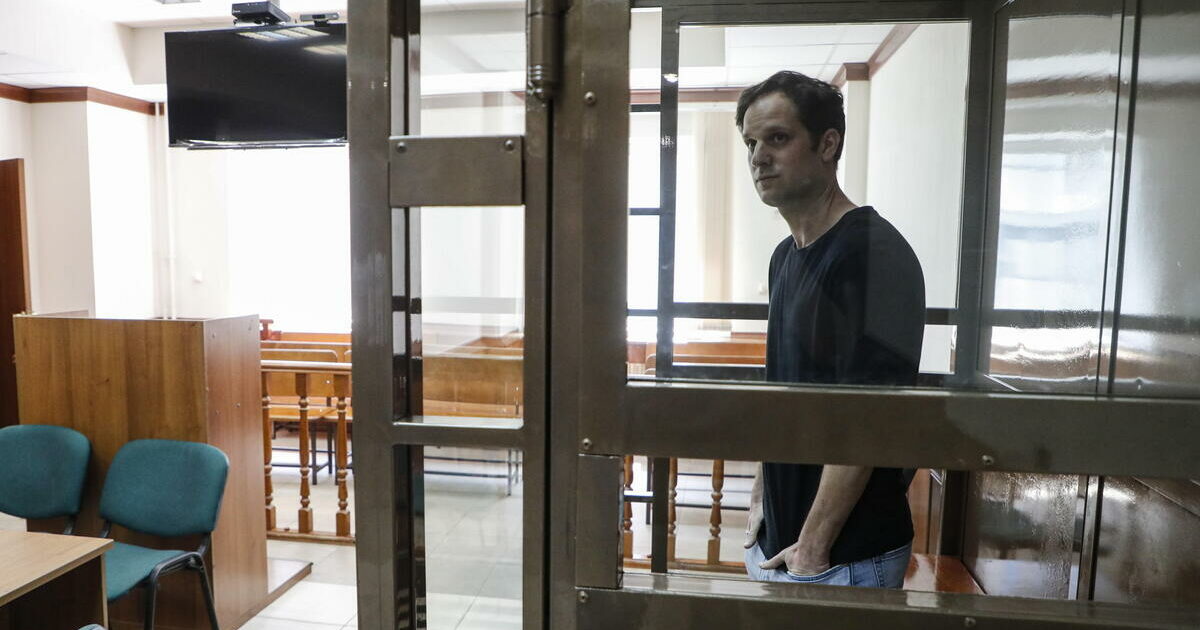 Evan Gershkovich incriminato per spionaggio in Russia: il cronista Usa a processo. Mosca: “Spiava la produzione militare”