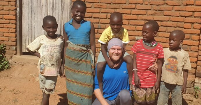 Nove mesi a piedi in Africa per scuotere le coscienze. “I potenti escano dai palazzi e vengano qui”