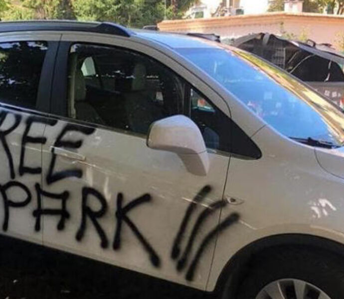 Punisce le auto in sosta vietata imbrattandole con scritte giganti: “Le persone ora credono che io parcheggi sempre nel posto riservato ai disabili”. Ma chi è “Free Park”?