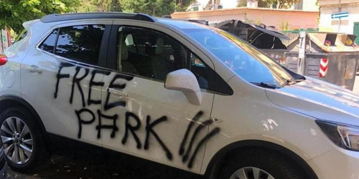 Punisce le auto in sosta vietata imbrattandole con scritte giganti: “Le persone ora credono che io parcheggi sempre nel posto riservato ai disabili”. Ma chi è “Free Park”?