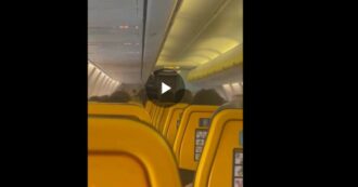 Copertina di “Se siete in Veneto in vacanza, spero non siate astemi”: l’annuncio sul volo Ryanair Brindisi-Venezia scatena le risate dei passeggeri – VIDEO