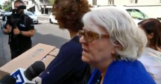 Copertina di “Non doveva succedere, dovevano essere più protetti”: i familiari degli ospiti lasciano la rsa di Milano coinvolta nell’incendio