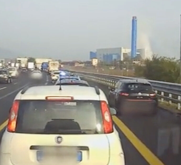 Per i furbi della corsia d’emergenza finisce male: a Torino superano la coda sulla destra, ma c’è la polizia ad attenderli – Video