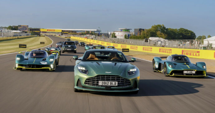 Aston Martin, giro d’onore a Silverstone per i 110 anni dalla fondazione del marchio