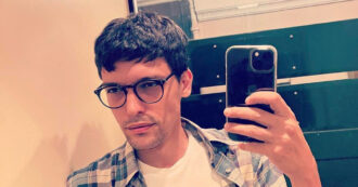 Copertina di Christian Floris, lo speaker torinese vittima di insulti omofobi: “Mi hanno detto ‘sei un ri*******, un mezzo uomo. Provo angoscia, mi fa soffrire che siano state ragazze giovani”