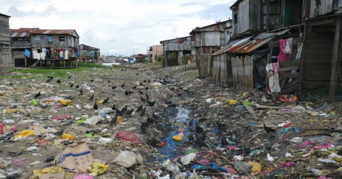 Copertina di Gli schiavi della miseria: fantasmi coloniali a Iquitos