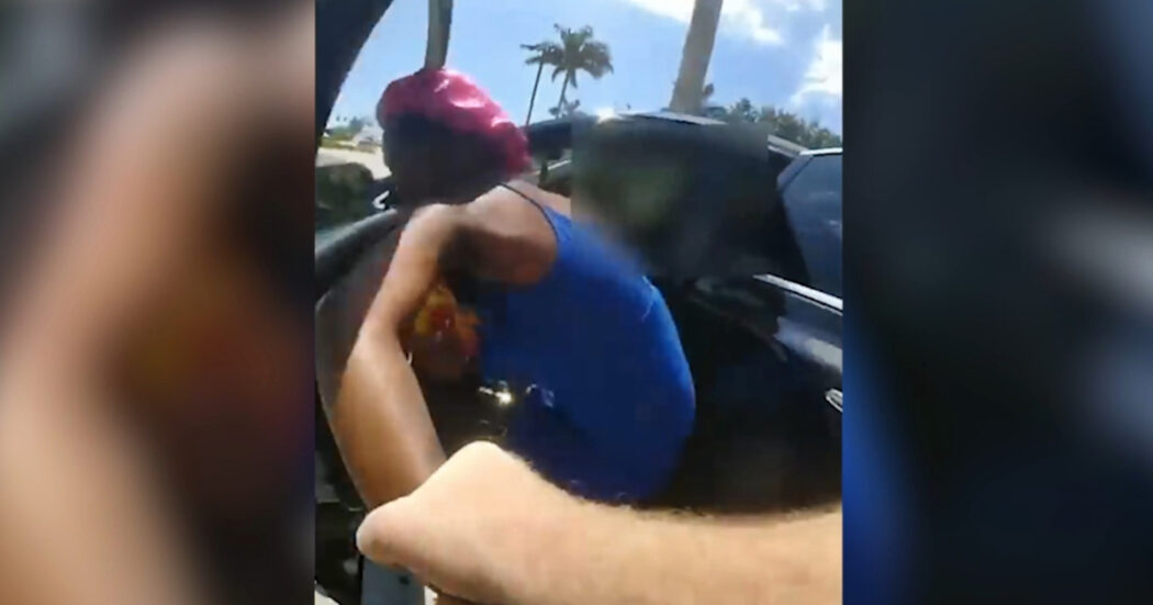 Donna afroamericana incinta sbattuta in terra e ammanettata dalla polizia: nuovo video di violenza negli Stati Uniti
