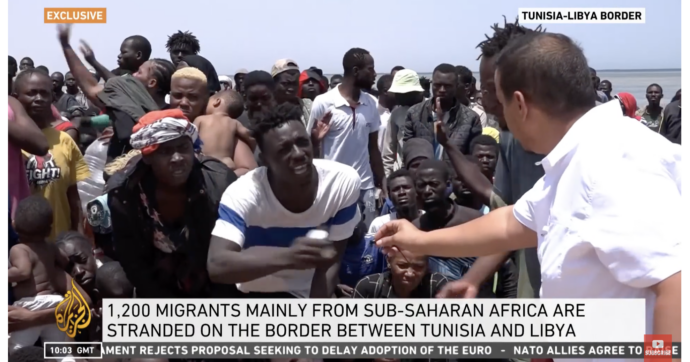 Migliaia di migranti abbandonati dalla Tunisia al confine con la Libia senza acqua né cibo. Tunisi: “Ci pensi la comunità internazionale”