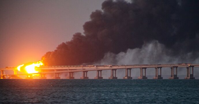 Ucraina, la diretta – Anche Canada e Nuova Zelanda contrarie all’invio di bombe a grappolo a Kiev. L’Ucraina ammette la responsabilità dell’attacco al ponte di Crimea