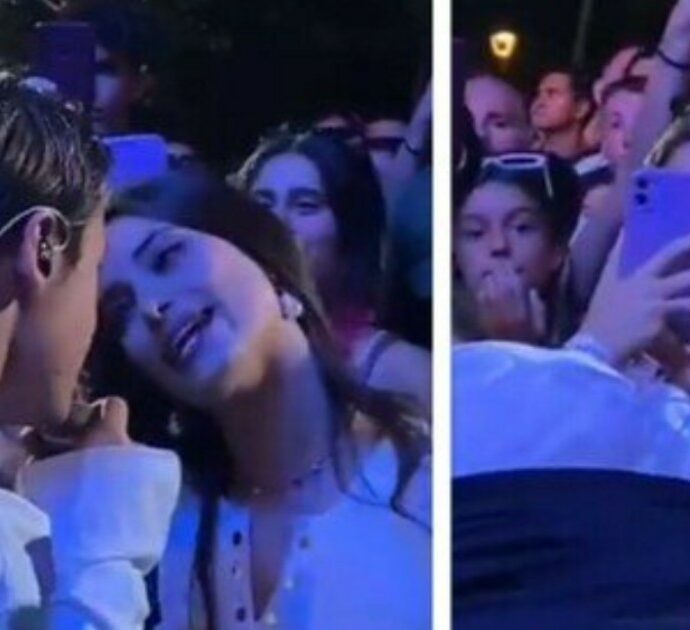 Federico Rossi scende dal palco e bacia una fan durante il concerto: lei reagisce così. E i social si scatenano – VIDEO