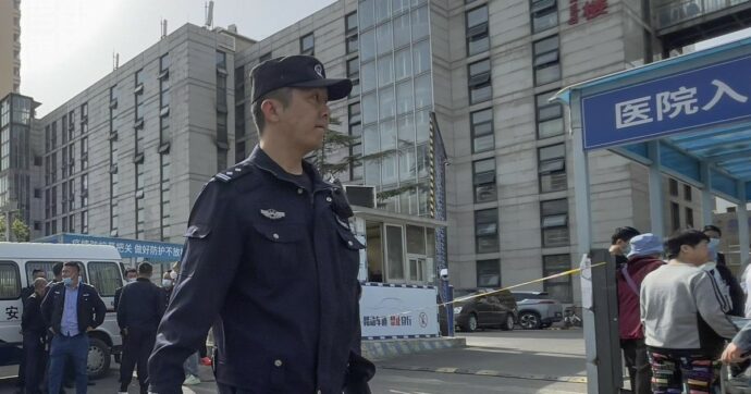 Uomo entra in asilo e uccide sei persone in Cina. L’attentatore ha 25 anni: arrestato