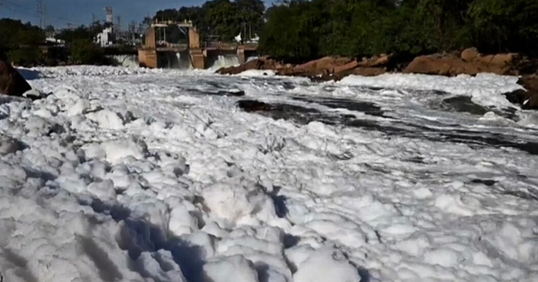 Fiume ricoperto da una schiuma tossica per centinaia di metri: il video impressionante a 100 chilometri da San Paolo