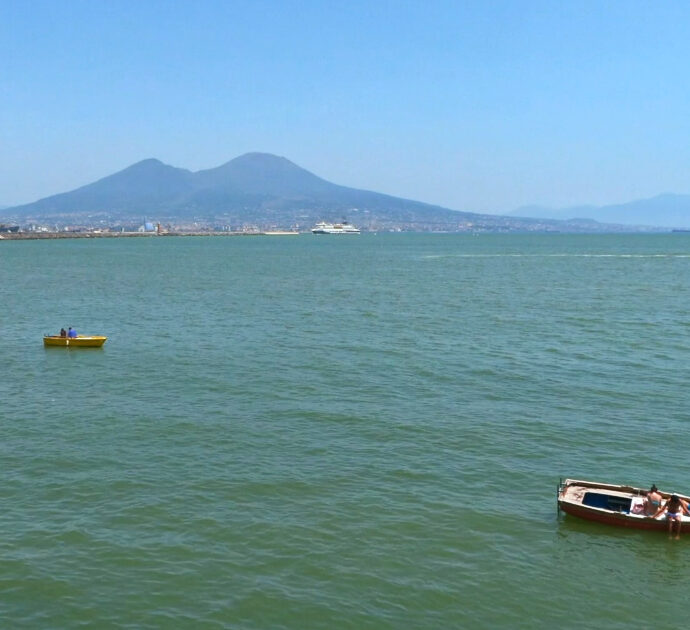 Il mare di Napoli è verde lungo la costa da San Giovanni a Posillipo. La causa? Ipotesi alte temperature