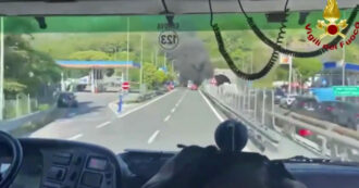 Copertina di Pullman in fiamme sulla A12 Genova-Rosignano: il fumo che esce dalla galleria – Video