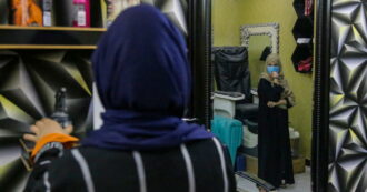 Copertina di Dopo le scuole, vietati i parrucchieri: afghane segregate nelle mani dei talebani