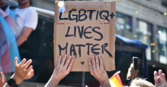 Copertina di Omofobia e transfobia, l’economista Lee Badgett: “Ci costano 880 miliardi di dollari”