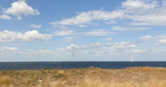 Copertina di La transizione danese tra sogno e realtà: le isole energetiche minate da costi elevati, infrastrutture inadeguate e danni ambientali