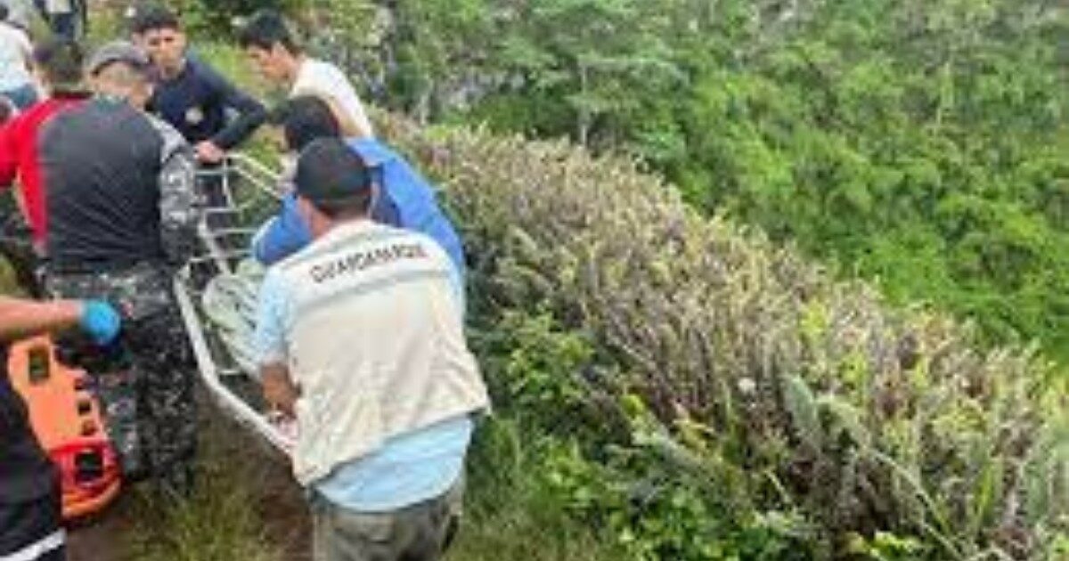 Bimbo di 8 anni si sporge troppo e precipita nel cratere di un vulcano delle Galapagos: il salvataggio incredibile