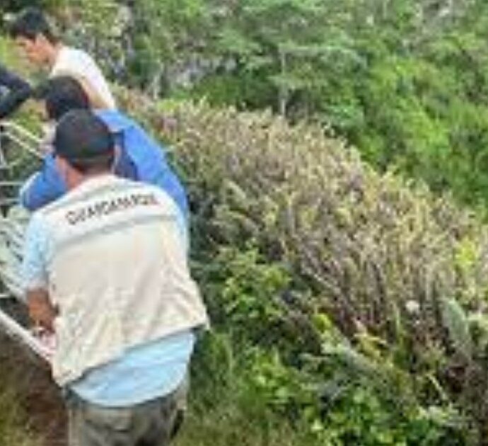 Bimbo di 8 anni si sporge troppo e precipita nel cratere di un vulcano delle Galapagos: il salvataggio incredibile