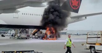Copertina di Paura all’aeroporto di Montreal: camion a fuoco sotto a un Boeing 777 di Air Canada. Velivolo danneggiato (video)