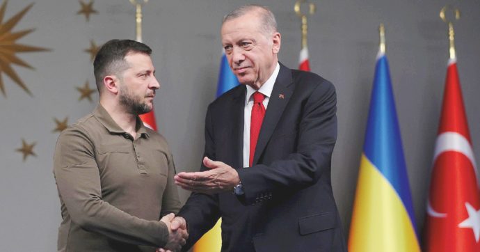 Vertice Nato coi ricatti di Erdogan. A Zelensky per ora solo promesse