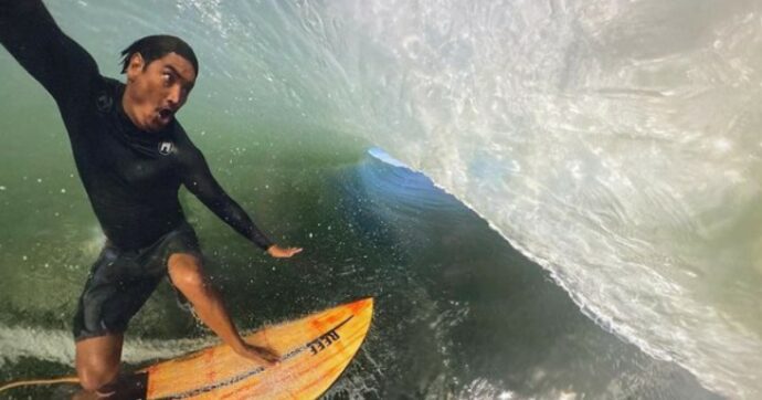 Mikala Jones morto dissanguato durante una sessione in Indonesia: il mito del surf aveva 44 anni