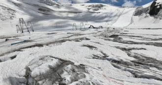 Copertina di Caldo record sulle Alpi, si superano i 15 gradi ai 3500 metri del Plateau Rosa: il video del ghiacciaio in sofferenza