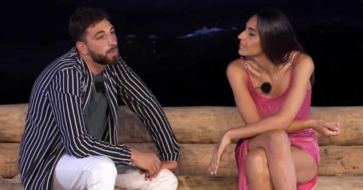 Temptation Island, Gabriela bacia il tentatore Fouad. Il fidanzato: “Lo ha fatto in tv e l’ha vista tutta l’Italia”