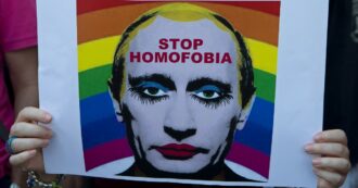 Copertina di In Russia è ormai caccia alle streghe contro la comunità LGBT: vietato ogni riferimento ai loro diritti, processi quintuplicati nel 2023