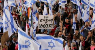 Copertina di Israele ancora in piazza contro Netanyahu. Haaretz: “Siamo come l’Ungheria di Orbán”