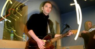 Copertina di “Fascista e razzista”: i Placebo in concerto a Torino insultano Giorgia Meloni