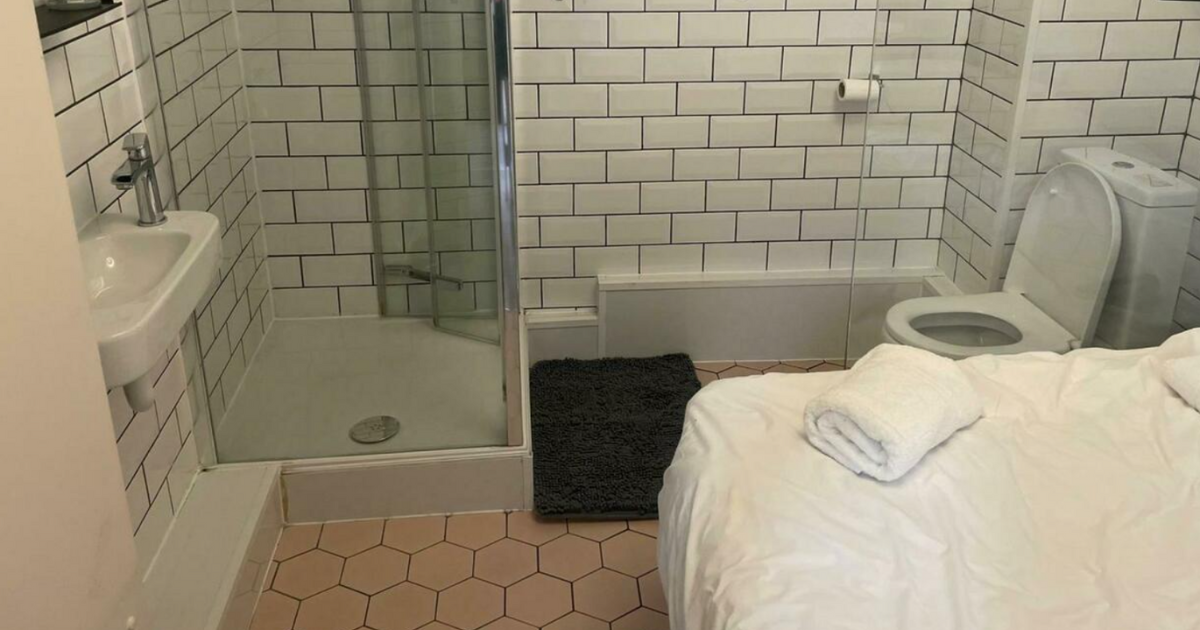 “Ho prenotato su Airbnb e quando sono arrivato è stato uno choc: la stanza era un bagno con il letto in mezzo”: il post virale