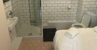 Copertina di “Ho prenotato su Airbnb e quando sono arrivato è stato uno choc: la stanza era un bagno con il letto in mezzo”: il post virale
