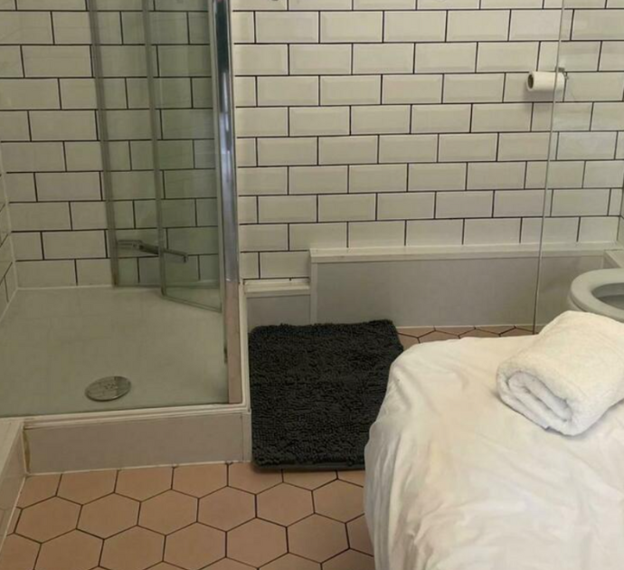 “Ho prenotato su Airbnb e quando sono arrivato è stato uno choc: la stanza era un bagno con il letto in mezzo”: il post virale