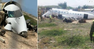 Copertina di Il carrello non funziona e l’aereo si schianta all’atterraggio, le immagini dall’aeroporto di Mogadiscio sono spaventose (video)