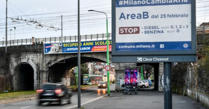 Milano, nuovi divieti di circolazione dal 1 ottobre: stop ai tir privi di sistema rilevamento pedoni e bici. E l’area C costerà 7,50 euro