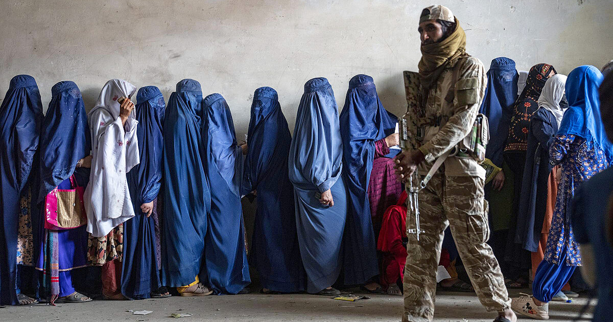 L’Italia si rimangia la parola e nega il visto umanitario a una famiglia afghana che collaborò coi nostri militari