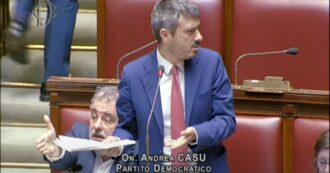 Copertina di Azzardo, il dem Andrea Casu presenta l’emendamento ma nessuno lo ascolta. Il collega Fornaro sbotta: “Così no, allora! E che ca…”
