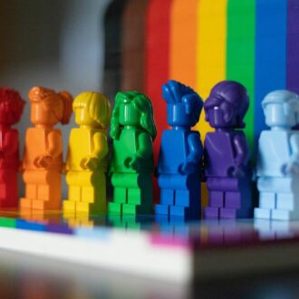 Copertina di Lavoro, turismo, sanità: quanto ci costa l’omofobia