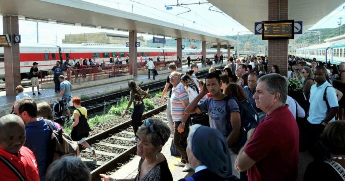 Copertina di Treni, Salvini dimezza sciopero. La Cgil: “Iniziativa vergognosa”